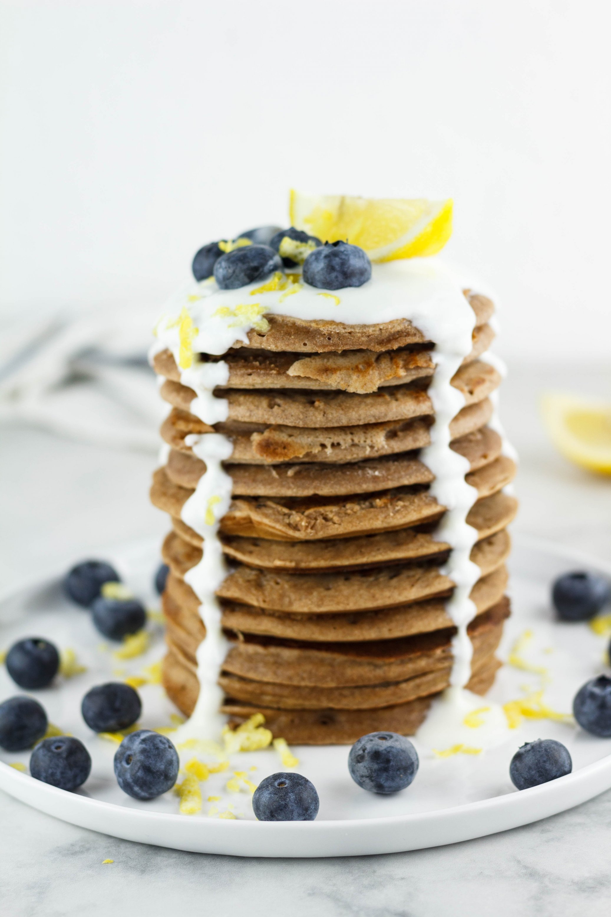 Vegane zuckerfreie Pancakes mit Zitrone und Blaubeeren