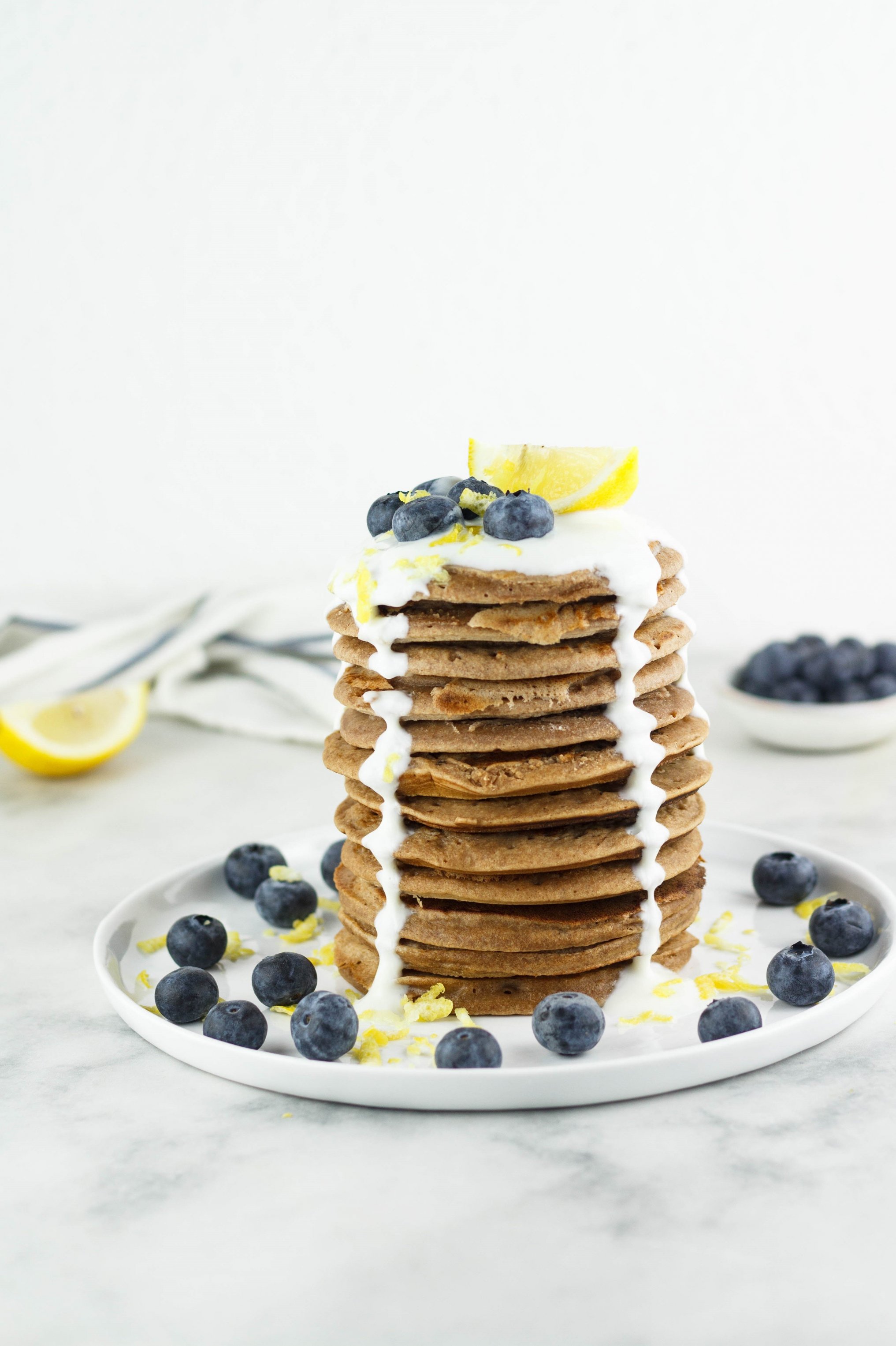 Vegane zuckerfreie Pancakes mit Zitrone und Blaubeeren
