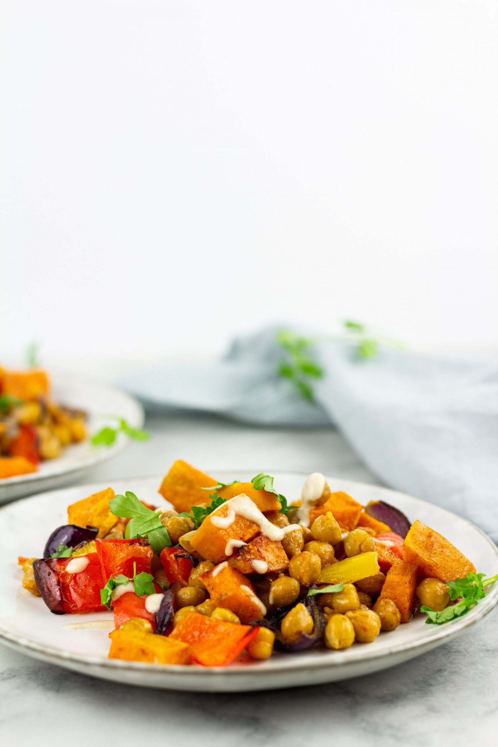 Veganes Süßkartoffel-Paprika-Kichererbsen Blech mit Tahin-Dressing
