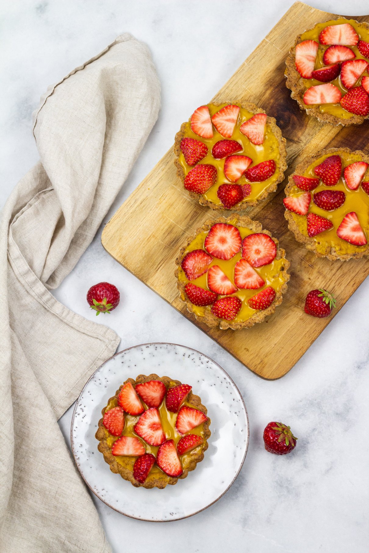 Vegane fruchtige Mini-Törtchen mit Erdbeeren und Mango